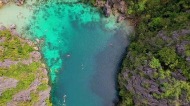 İnsansız hava aracı görüntüleri. Filipinler 'in ana deneği olarak göl ve körfezin havadan görünüşü. Güzel renklerle göz kamaştırıcı manzara.