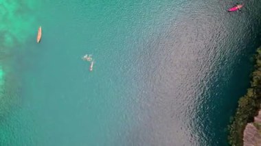 İnsansız hava aracı görüntüleri. Filipinler 'in ana deneği olarak göl ve körfezin havadan görünüşü. Güzel renklerle göz kamaştırıcı manzara.