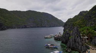 Palawan Filipinleri 'ndeki lagünün insansız hava aracı görüntüleri. İnsansız hava aracı geri dönüyor ve iyi bir izlenim veriyor..