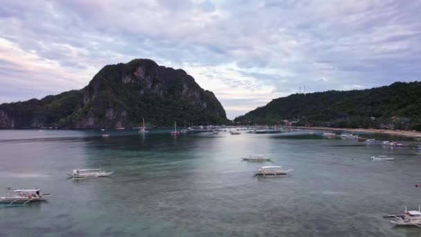Imagens Porto Filipinas Nido Barcos Montanhas Estão Vídeo Com Belo — Vídeo de Stock