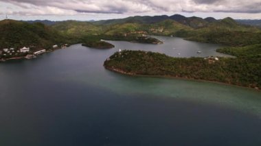 Coron Filipinleri 'ndeki sahil şeridinin insansız hava aracı görüntüleri. Denizi ve ormanı görebilmek için geniş manzaralı küçük bir kule yapıyoruz..