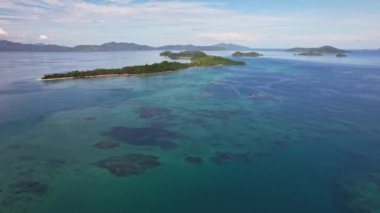 Filipinler, Barton Limanı 'ndaki deniz insansız hava aracı görüntüleri. Denizin küçük dalgalarının hareketlerini anlamak için sabit bir uçuş yapıyoruz..