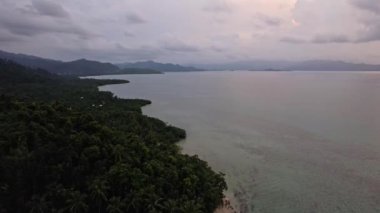 Filipinler 'de gün batımının insansız hava aracı görüntüleri. Günbatımını ve bulutları görmek için 180 derece dönüyoruz..