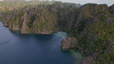Filipinler 'deki Baracuda Gölü' nde İHA görüntüsü. Koron adası ve Baracuda Gölü 'ne hayran olmak için 180 rotasyon..