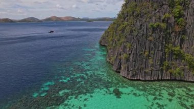Filipinler 'deki İkiz Göl' de İHA görüntüsü. Yüksek kayalıklı gölün içini geniş açıdan görebiliriz..