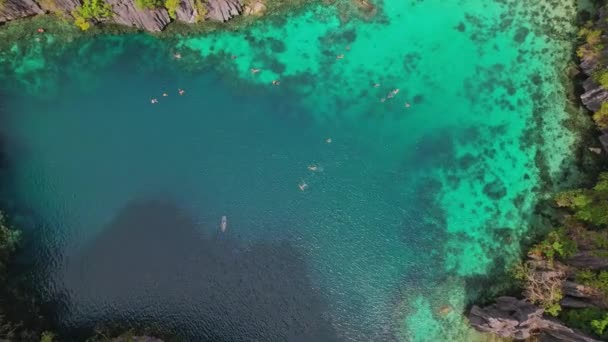 Drone Footage Twin Lagoon Filipina Perbesar Tengah Laguna Yang Berfokus — Stok Video