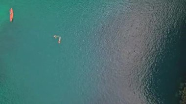 Filipinler 'deki İkiz Göl' de İHA görüntüsü. 90 derecelik kamera açısı ve gölün ortasına yakınlaş..