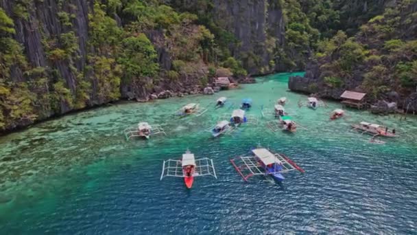 Nagranie Drona Twin Lagoon Filipinach Filmując Wejście Laguny Wieloma Łodziami — Wideo stockowe