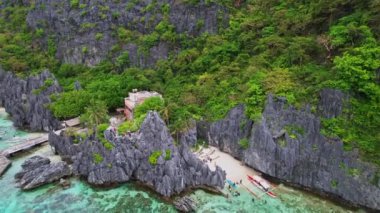 Filipinler 'deki Matinloc Adası' nda İHA görüntüleri. Sahili ve tarifi görmek için geniş açı ve drone hareketi..