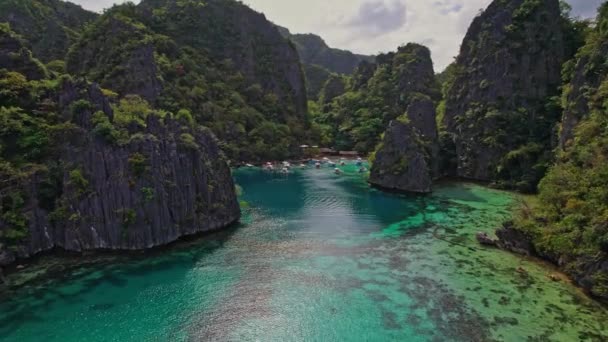 Filipinler Deki Kayangan Gölü Nde Görüntüsü Yüksek Uçurumlar Geleneksel Teknelerle — Stok video