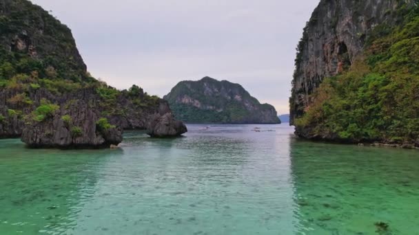Filmagem Drones Pequena Lagoa Nas Filipinas Vôo Baixo Acima Mar — Vídeo de Stock