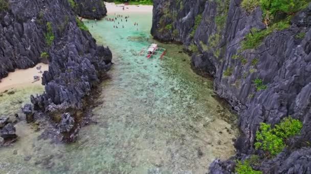 Drohnenaufnahmen Hidden Beach Auf Den Philippinen Dolly Bewegung Niedriger Höhe — Stockvideo