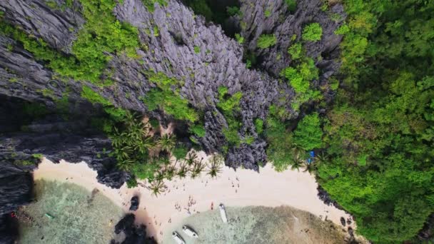 Запись Беспилотника Секретной Лагуне Филиппинах 360 Вращение Над Заливом Скалам — стоковое видео