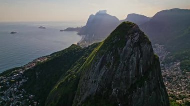 Rio de Janeiro, Brezilya 'da bulunan Dois Irmaos Dağlarının Drone Görüntüleri. Çekimler Rio de Janeiro Brezilya 'daki Dois irmaos dağına yaklaşmak için bebek hareketleriyle başlıyor..