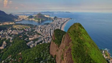 Rio de Janeiro, Brezilya 'da bulunan Dois Irmaos Dağlarının Drone Görüntüleri. Çekimler, dağlara yakın bir yerde doli hareketleriyle başlıyor ve Ipanema plajını gözler önüne seriyor..