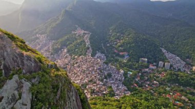 Rio de Janeiro, Brezilya 'da bulunan Dois Irmaos Dağlarının Drone Görüntüleri. Rocinha bölgesinin dağın arkasında gizlendiğini gösteren yörünge hareketiyle başlıyor..