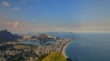 Rio de Janeiro, Brezilya 'da bulunan Dois Irmaos Dağlarının Drone Görüntüleri. Çekimler, dois irmaos 'un üzerindeki doli hareketi ve Rio de Janeiro' nun geniş görüşüyle başlıyor..