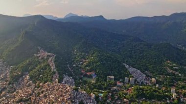 Rio de Janeiro, Brezilya 'da bulunan Dois Irmaos Dağlarının Drone Görüntüleri. Görüntüler Rocinha bölgesinin yukarısındaki hat hareketleriyle başlıyor..