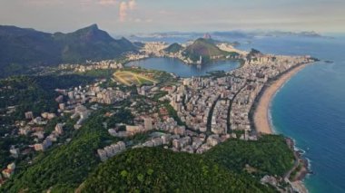 Rio de Janeiro, Brezilya 'da bulunan Dois Irmaos Dağlarının Drone Görüntüleri. Görüntüler Rio de Janeiro 'daki Leblond Bölgesi' nin yörünge hareketiyle başlıyor..