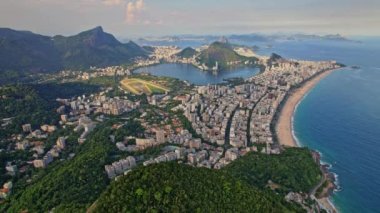 Rio de Janeiro, Brezilya 'da bulunan Dois Irmaos Dağlarının Drone Görüntüleri. Bu, Dosi Irmaos 'un üzerinde diskleri, LeBlond' u, Ipanema 'yı ve corcovado' yu gösteren sabit bir görüntü..