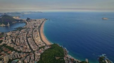 Rio de Janeiro, Brezilya 'da bulunan Dois Irmaos Dağlarının Drone Görüntüleri. Çekimler, Dolly 'nin denizi ve şehri ve daha sonra da dağları görmek için geri çekilmesiyle başlıyor..