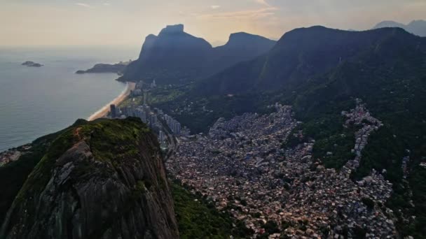 Беспилотник Следил Горой Ирмаос Расположенной Рио Жанейро Бразилии Съемка Начинается — стоковое видео