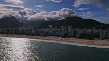 Rio de Janeiro Brezilya 'daki Copacabana Sahili ve corcovado' nun insansız hava aracı görüntüleri. Video, denizin üstünde geçen bir zaman çizelgesi. Sahili ve Corcovado 'nun arkasındaki Christo Rey' i izleyebiliriz..