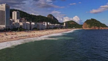 Rio de Janeiro Brezilya 'daki Copacabana Sahili' nin insansız hava aracı görüntüleri. Video copacabana 'dan çok uzakta başlıyor ve bir dolly hareketi yaparak gittikçe yaklaşıyor..