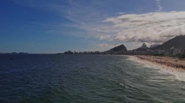 Rio de Janeiro Brezilya 'daki Copacabana Sahili' nin insansız hava aracı görüntüleri. Video, körfezin sonuna bakan denizin üstünde başlıyor ve yavaşça sahile ve şehrin arkasına doğru dönüyor..