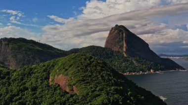 Rio de Janeiro Brezilya 'daki Pao de aucar' ın insansız hava aracı görüntüleri. Bu doğal anıtın etrafındaki körfezi ve manzarayı görmek için hareket.