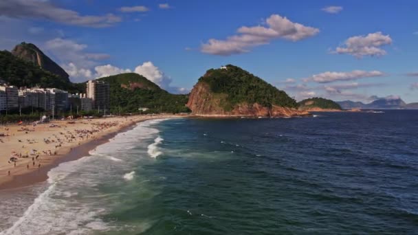 ブラジルリオデジャネイロのコパカバーナビーチとコロカバードのドローン映像 ビデオはビーチと海のより大きなビューを見るために高さで上がっています — ストック動画