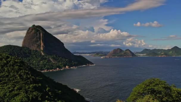 ブラジルのリオデジャネイロのパオ オークラのドローン映像 オークルとリオ湾をはっきりと見るための静止した動き — ストック動画