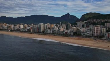 Rio De Janeiro, Brezilya 'daki Ipanema Sahili' nin insansız hava aracı görüntüleri. Video bir 180 rotasyondur ve ipanema plajını en başından varoş Vidigal 'e kadar görmek için yükselir..