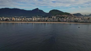 Rio De Janeiro, Brezilya 'daki Ipanema Sahili' nin insansız hava aracı görüntüleri. Video, denek tekneler ve arkadaki plaj olmak üzere denizin üzerinde bir hat hareketi..