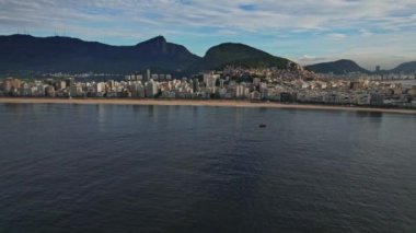 Rio De Janeiro, Brezilya 'daki Ipanema Sahili' nin insansız hava aracı görüntüleri. Video, denek tekneler ve arkadaki plaj olmak üzere denizin üzerinde bir hat hareketi..