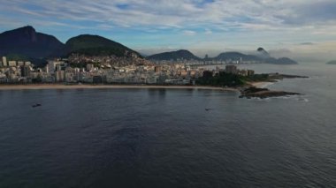 Rio De Janeiro, Brezilya 'daki Ipanema Sahili' nin insansız hava aracı görüntüleri. Video 90 derecelik bir açıyla pedra do arpoador 'un üzerine dalgalar çarpıyor.