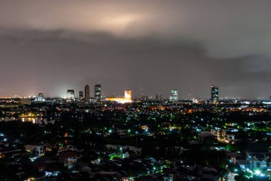 Şehirde gece yağan yağmur Bangkok, Tayland 'da