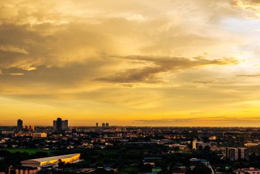 Bulutlardaki güneş ışığı güzel doğaya neden olur.