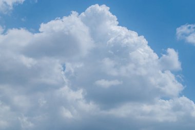 Mavi gökyüzünde güzel beyaz bulutlar