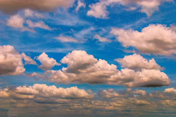 Piękne Białe Chmury Błękitnym Niebie — Zdjęcie stockowe