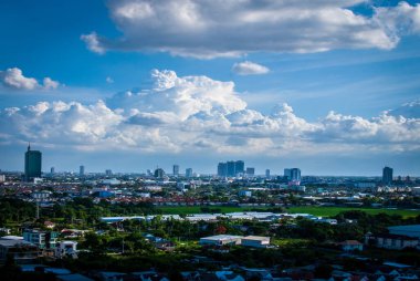 Mavi gökyüzünde güzel beyaz bulutlar