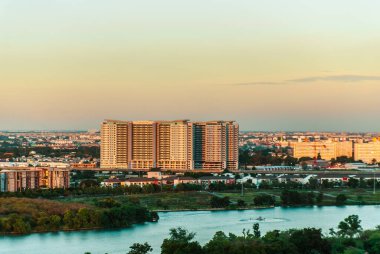 Şeffaf şehre bakan yüksek bir binadan şehrin manzarası.