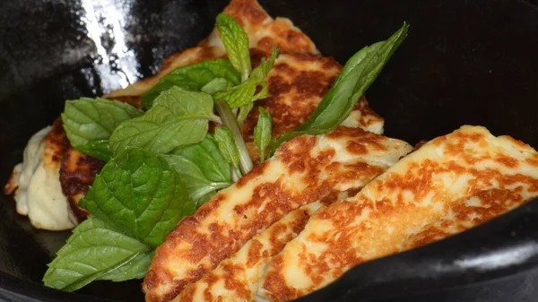Halloumi ızgara ya da tavada pişirebileceğiniz sihirli bir peynirdir ve on dakika içinde hazır olur! Tek başına, bir sandviçte ya da salatada tadını çıkar..