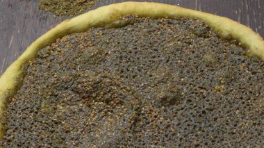 Manakeesh, genellikle kahvaltıda yenen bir Orta Doğu ekmeğidir. Lezzetli ve çıtır çıtır ev yapımı hamurun üzerinde iki farklı çeşit Manakeesh peyniri ya da zatar sosu bulunur.. 