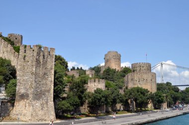 Boğazın Avrupa yakasındaki Rumeli Hisari kalesi 1452 yılında Sultan II. Mehmet tarafından inşa edilmiştir..