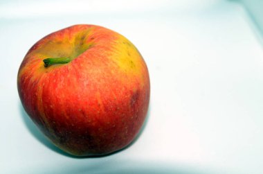 Bütün bir Apple beyaz arkaplanda izole. 