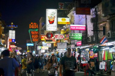 Khao San Caddesi Bangkok 'un merkezinde sırt çantalı getto olarak da bilinir..