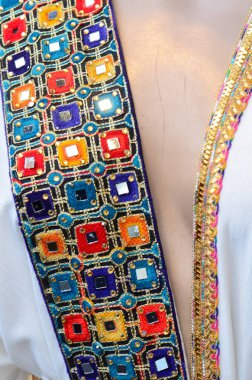 Güzel, şık, Filistinli bir kadın ulusal elbisesi için yakın çekim..