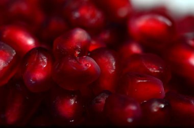 Özel makro mercekli ve parıltılı nar tohumlarının makro pozu..