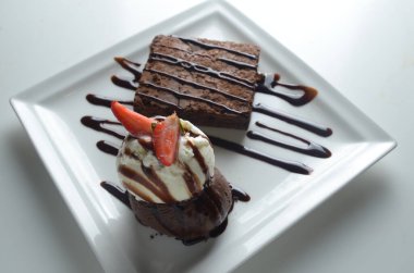 İki kepçe vanilyalı ve çikolatalı dondurmalı lezzetli bir çikolatalı kek.. 